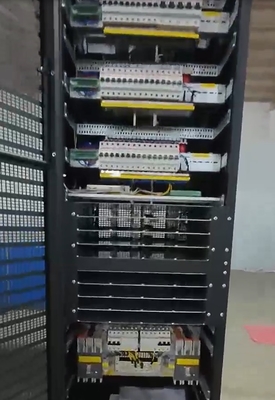 48Vdc 1000A बड़ा सिस्टम प्लांट #2: 2 Ph 240Vac 2L+N+PE फ्लैटपैक2 48/3000 HE के साथ