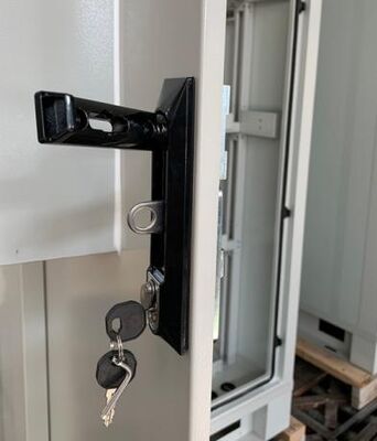 एंटी-थेफ्ट थ्री पॉइंट लॉक आउटडोर टेलीकॉम कैबिनेट एनक्लोजर 30यू 40यू नेटवर्क उपकरण के लिए कस्टम मेड